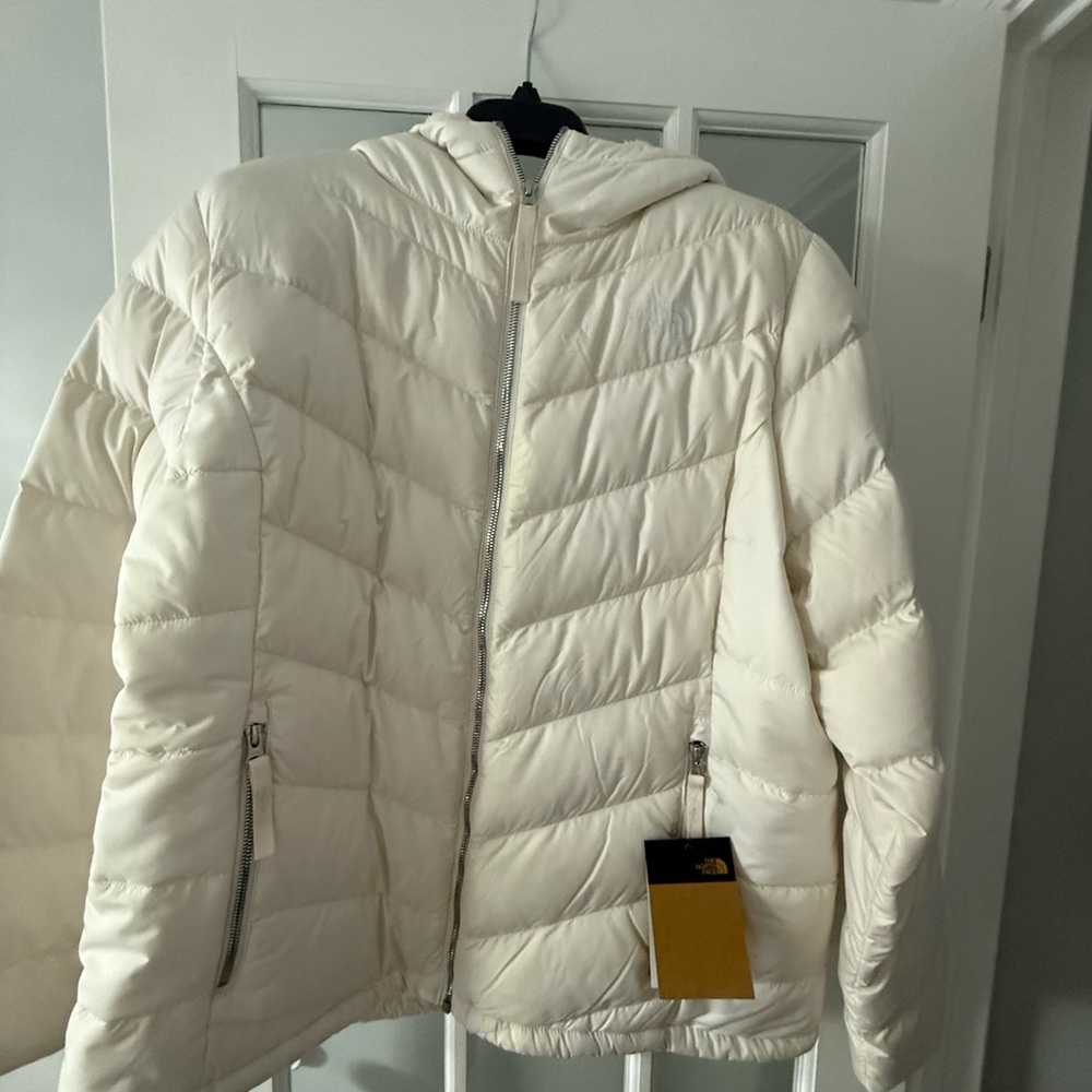 The North Face Women’s Hooded Puffer Jacket in Gardenia White New w/ Tags